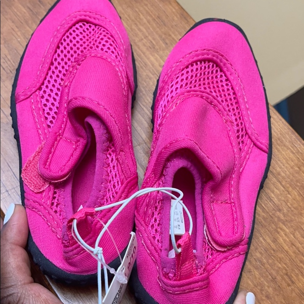 Toddler girls pink water shoes size 9/10 NWT